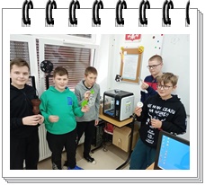 Pierwsze wydruki na szkolnej drukarce 3D-uczestnicy zajęć